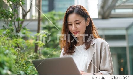 ノートパソコンで仕事をする女性 126331504