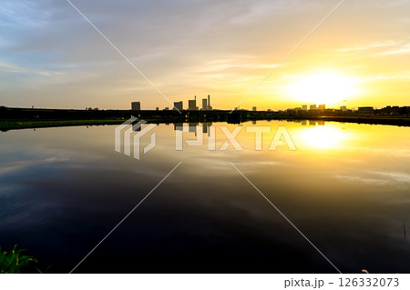夕景のさいたま新都心と見沼田んぼ 126332073
