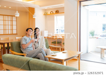 リビングのソファに座ってくつろぐ日本人夫婦 リビングのソファに座ってくつろぐ日本人夫婦 126332971