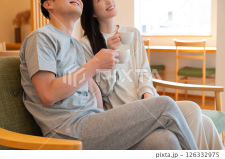 リビングのソファに座ってくつろぐ日本人夫婦 リビングのソファに座ってくつろぐ日本人夫婦 126332975