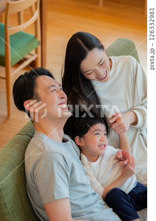 ソファに座って笑顔の日本人親子 ソファに座って笑顔の日本人親子 126332981