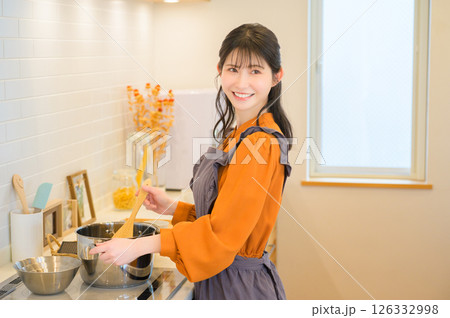 キッチンで料理をする日本人女性 キッチンで料理をする日本人女性 126332998