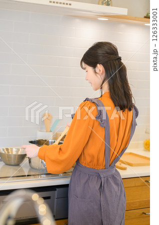 キッチンで料理をする日本人女性 キッチンで料理をする日本人女性 126333001