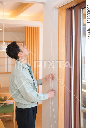 作業服を着て家の設備を点検する日本人男性 126333009