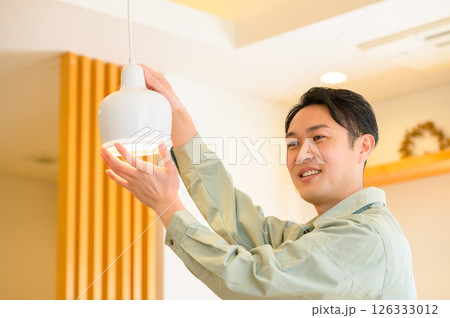 作業服を着て家の設備を点検する日本人男性 126333012