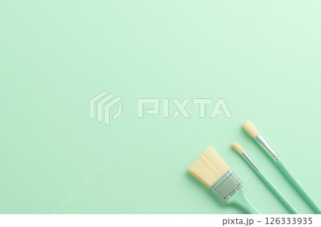 パステルグリーンの背景と絵筆 126333935