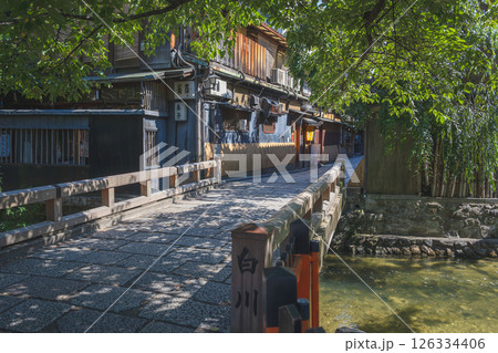 夏の京都 祇園白川巽橋 夏の京都 祇園白川巽橋 126334406