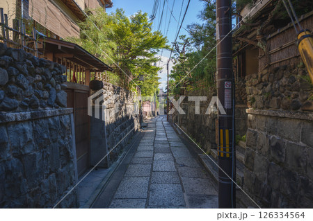 夏の京都 石塀小路 126334564
