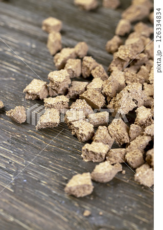 small pieces of cork bark for domestic use, pieces of bark are scattered on the board 126334834