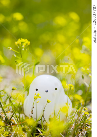 菜の花とシマエナガの置物 126337787