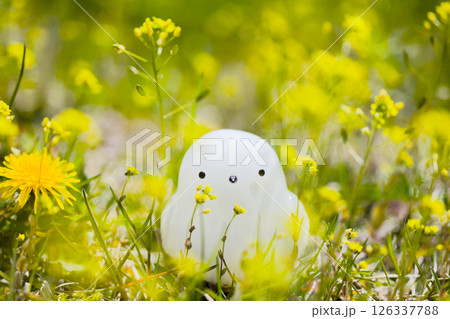 菜の花とシマエナガの置物 126337788