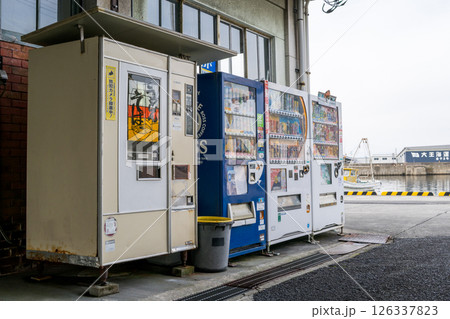 【レトロ自販機】漁港に並ぶ自動販売機 126337823