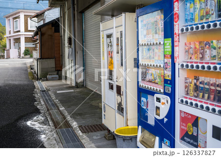 【レトロ自販機】漁港に並ぶ自動販売機 126337827