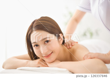 エステサロンでマッサージを受ける若い女性 126337846