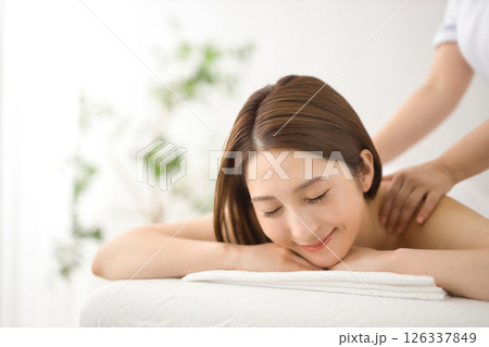 エステサロンでマッサージを受ける20代女性 エステサロンでマッサージを受ける20代女性 126337849