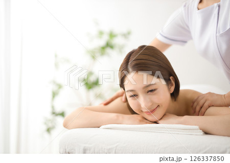 エステサロンでマッサージを受ける20代女性 エステサロンでマッサージを受ける20代女性 126337850