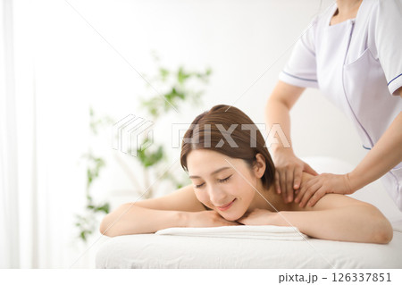 エステサロンでマッサージを受ける20代女性 エステサロンでマッサージを受ける20代女性 126337851