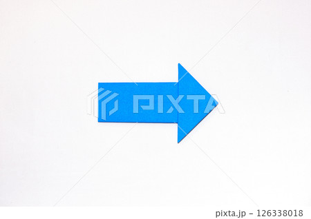 折り紙で作られた矢印 折り紙で作られた矢印 126338018