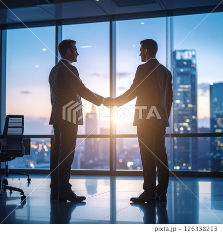 交渉・商談・契約が成立した男性　ビジネスマン　イラスト　 126338213