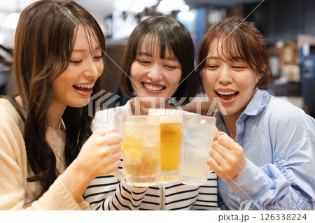 乾杯する女性 126338224