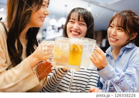乾杯する女性 乾杯する女性 126338228