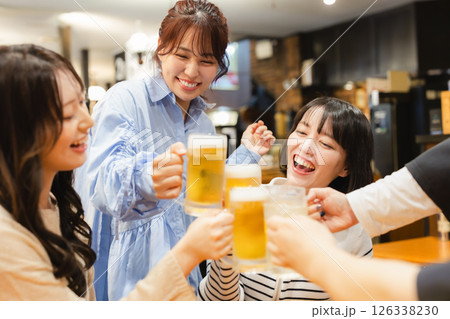 居酒屋で乾杯する男女 126338230