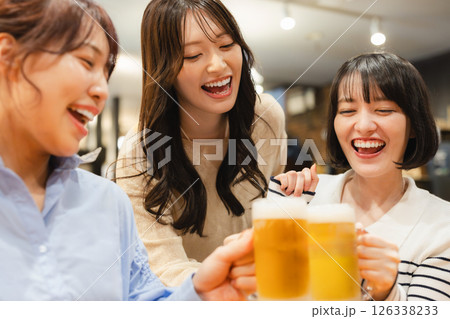 乾杯する女性 乾杯する女性 126338233