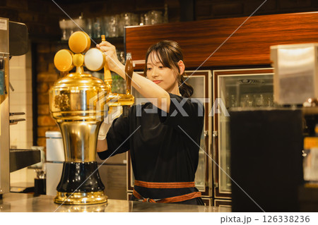 居酒屋で働く女性 126338236