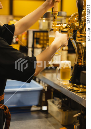 居酒屋で働く女性 居酒屋で働く女性 126338241