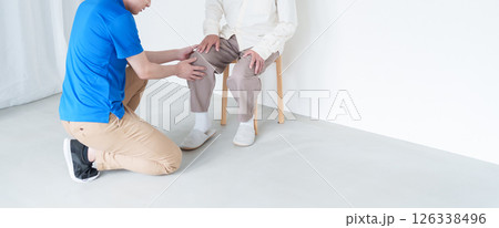膝が痛い高齢者男性とスタッフ 126338496