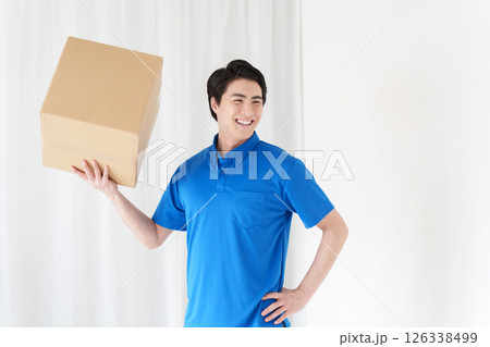 ダンボールを持つ引越し業者 126338499