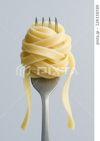 フェットチーネ　フォークに巻きつけた生パスタの接写 126338580