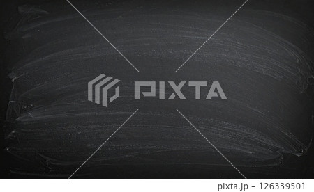 《AI画像》白いチョークの跡が残る黒板の背景素材 126339501