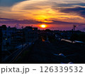 住宅街から見る夕焼け 126339532