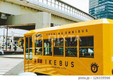 東京 小型バスが走る東池袋の交差点風景 2025.04 a-4 フィルム調 東京 小型バスが走る東池袋の交差点風景 2025.04 a-4 フィルム調 126339566