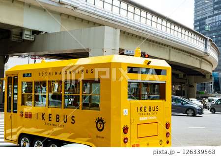 東京 小型バスが走る東池袋の交差点風景 2025.04　b-1 126339568