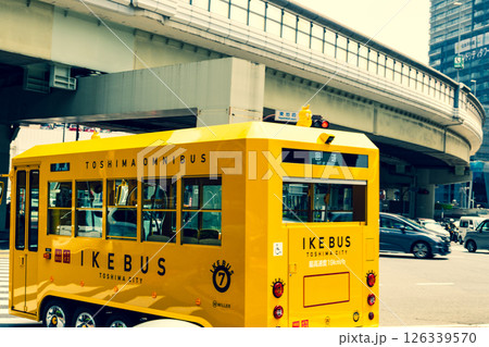 東京 小型バスが走る東池袋の交差点風景 2025.04 b-3 暖色寒色強調 東京 小型バスが走る東池袋の交差点風景 2025.04 b-3 暖色寒色強調 126339570