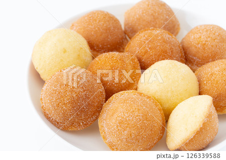 白背景にお皿に載せた鈴カステラ 126339588