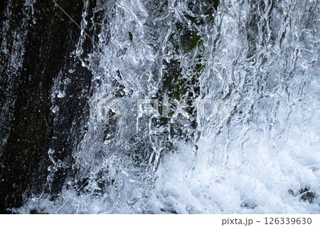 流れ落ちる水のクローズアップと黒背景 流れ落ちる水のクローズアップと黒背景 126339630