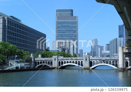 堂島川の河畔から眺めた水晶橋（大阪市北区） 126339975