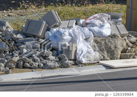 住宅開発地の空地に置かれた建築資材 126339984