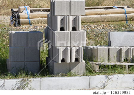 住宅開発地の空地に置かれた建築資材 126339985