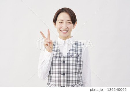 女性 事務員 ピースサイン 白背景 女性 事務員 ピースサイン 白背景 126340063