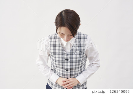 女性　事務員　会釈　白背景 126340093