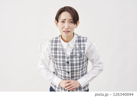 女性　事務員　お辞儀　謝る　白背景　カメラ目線 126340094