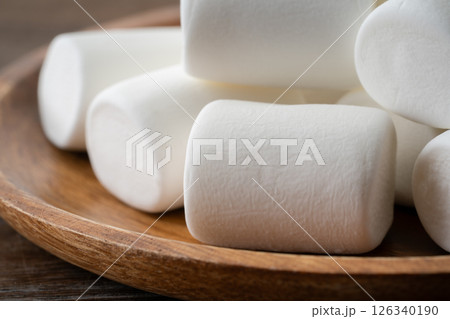 木のお皿に載せた白いマシュマロのクローズアップ 126340190