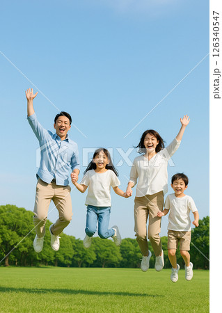 青空の下でジャンプする家族 青空の下でジャンプする家族 126340547