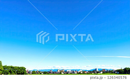 《AI画像》青空が広がる郊外の住宅街のイメージ 《AI画像》青空が広がる郊外の住宅街のイメージ 126340576