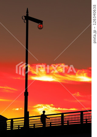 夕焼けに染まる空 126340638