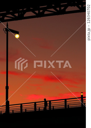 夕焼けに染まる空と街灯 126340702